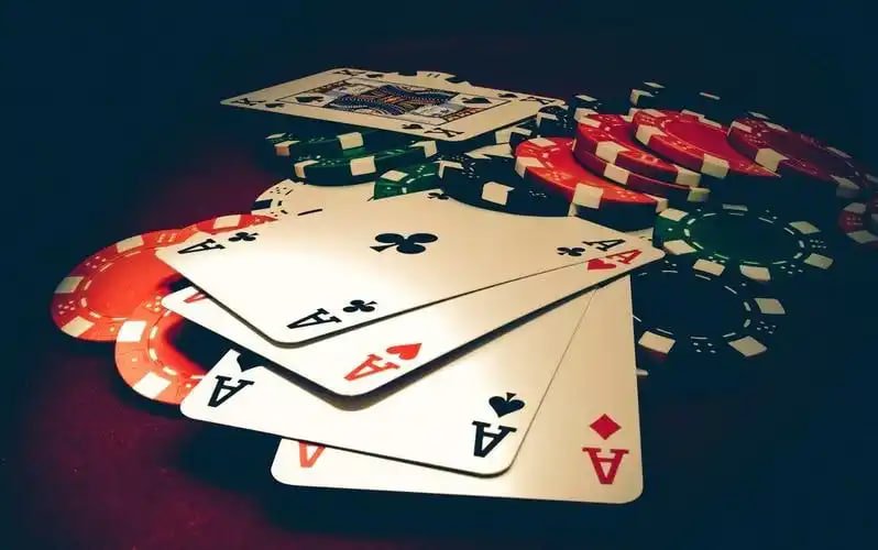 Antarmuka aplikasi mobile hoki55 menampilkan permainan slot dan opsi live casino
